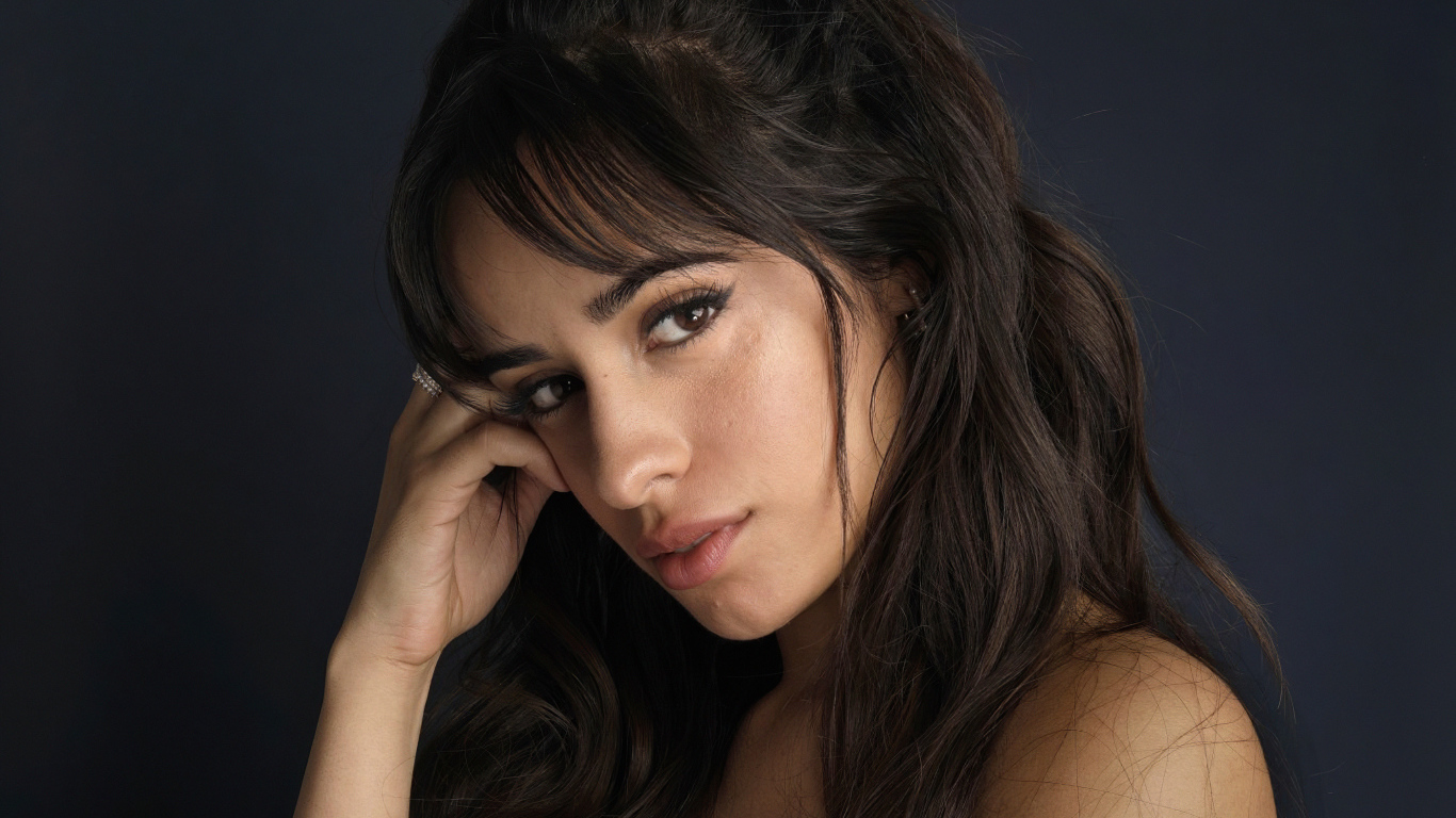 Кареглазая длинноволосая девушка, певица Камила Кабельо