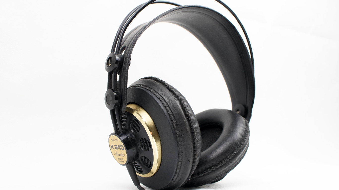 Большие черные наушники с микрофоном на белом фоне