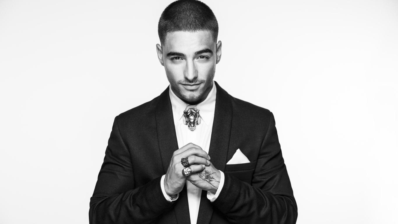 Певец Малума в костюме, черно-белое фото 