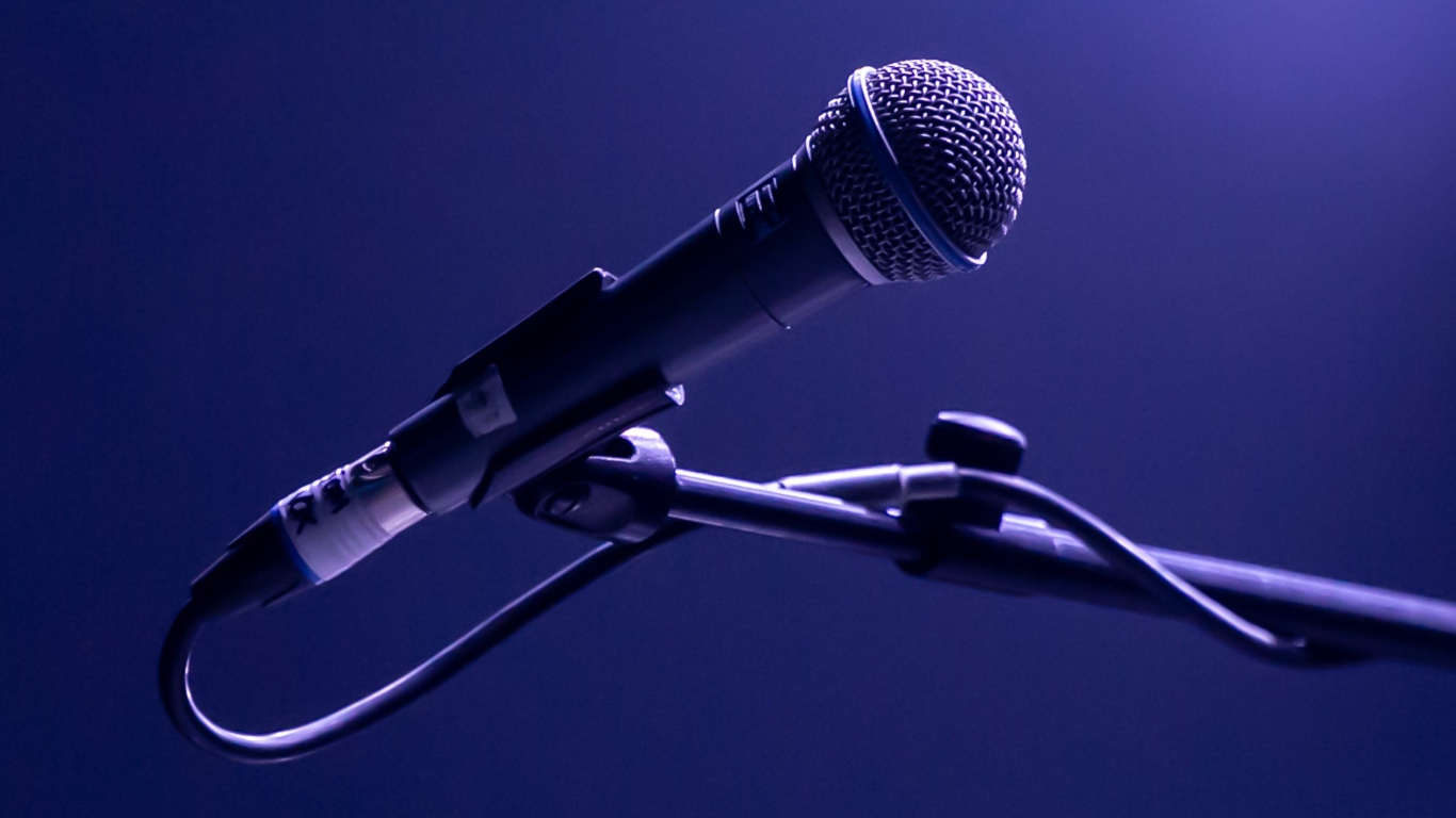 Микрофон на стойке на синем фоне
