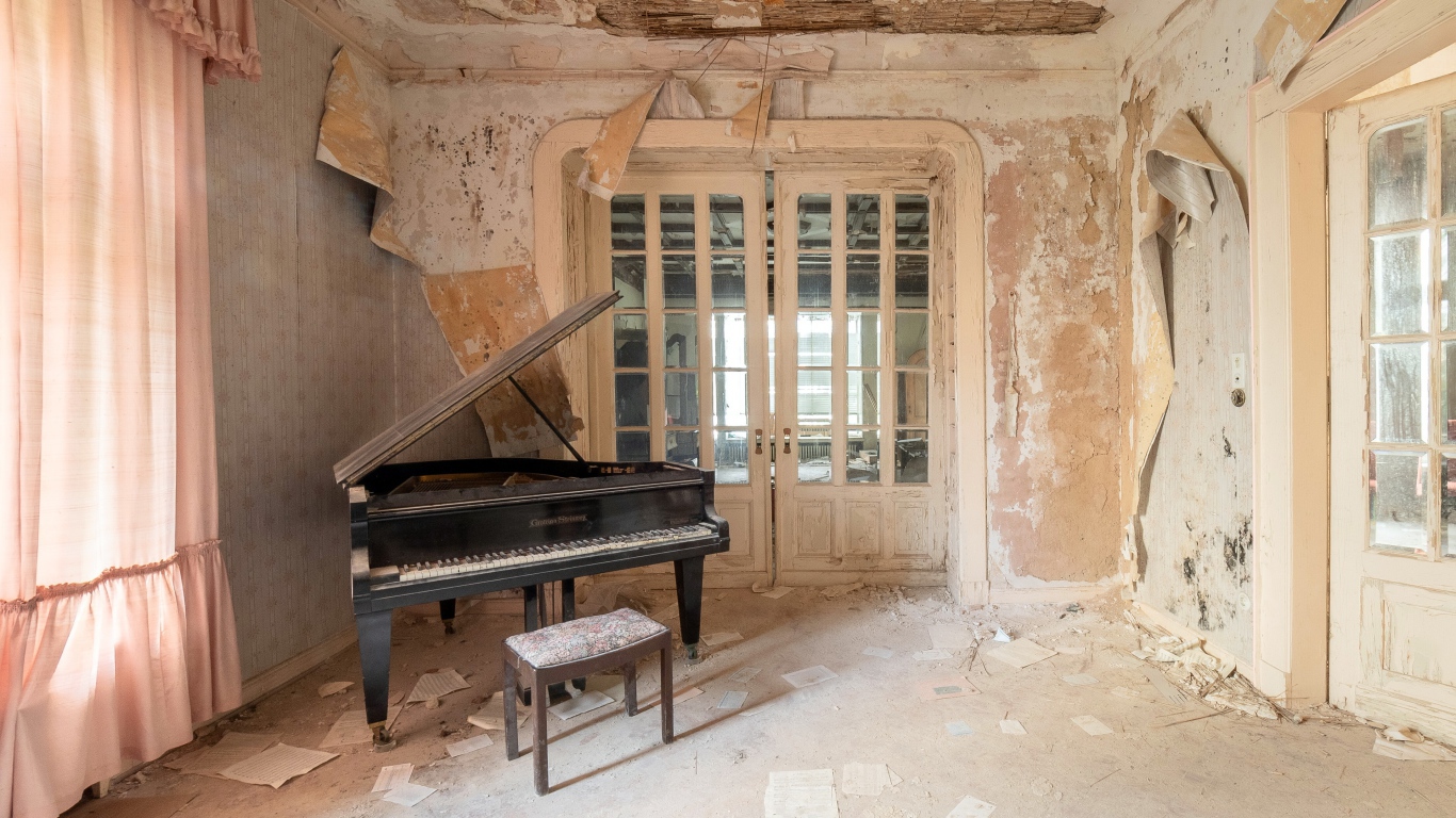 Старая заброшенная квартира с роялем 