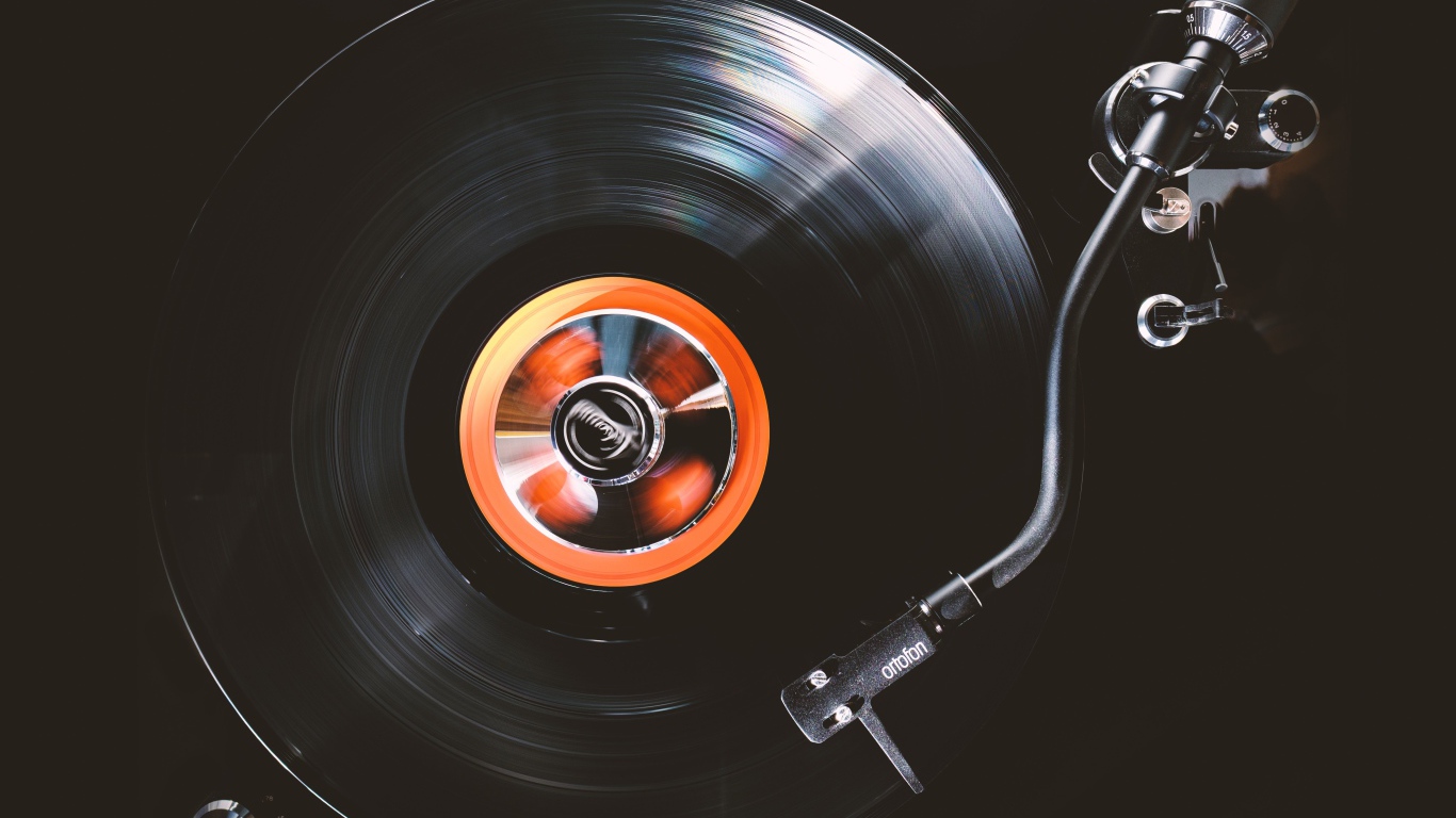 Старая виниловая пластинка на проигрывателе