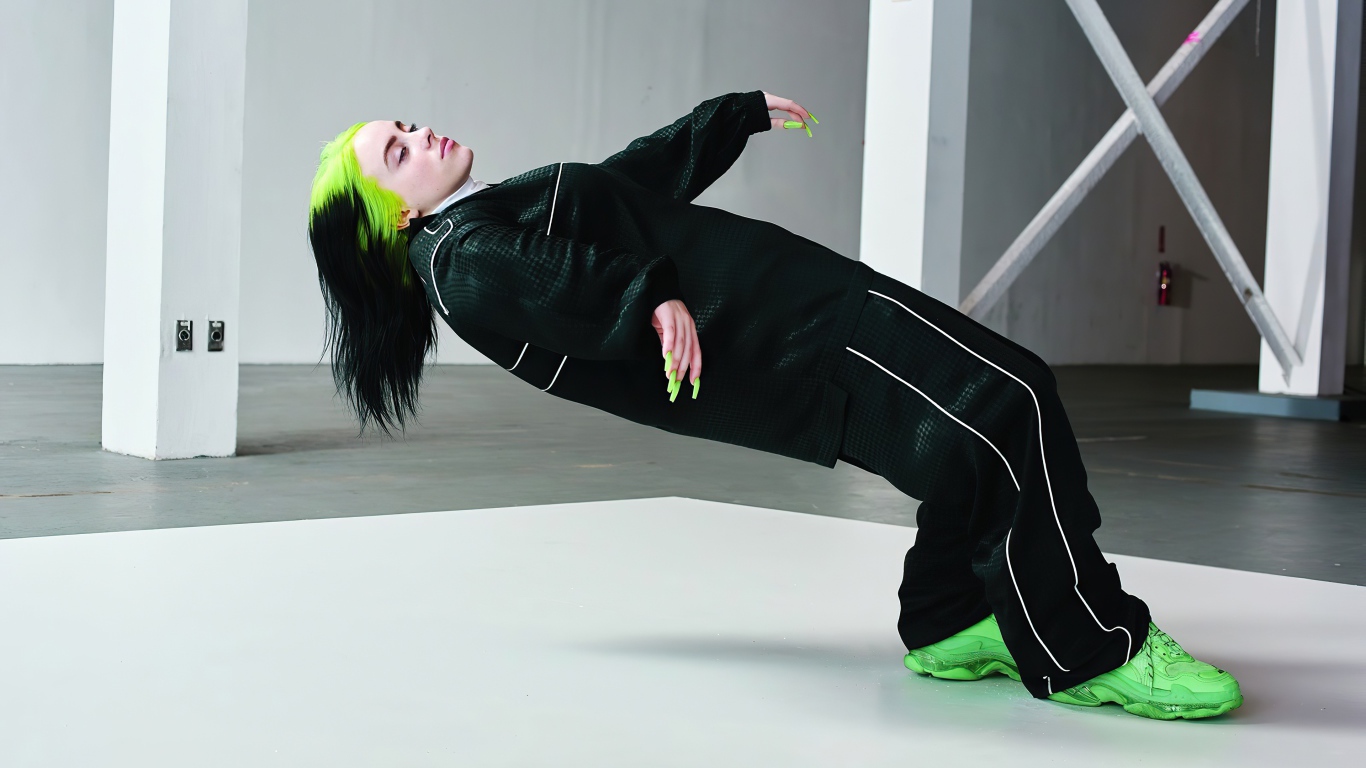 Певица Билли Айлиш в черном спортивном костюме 