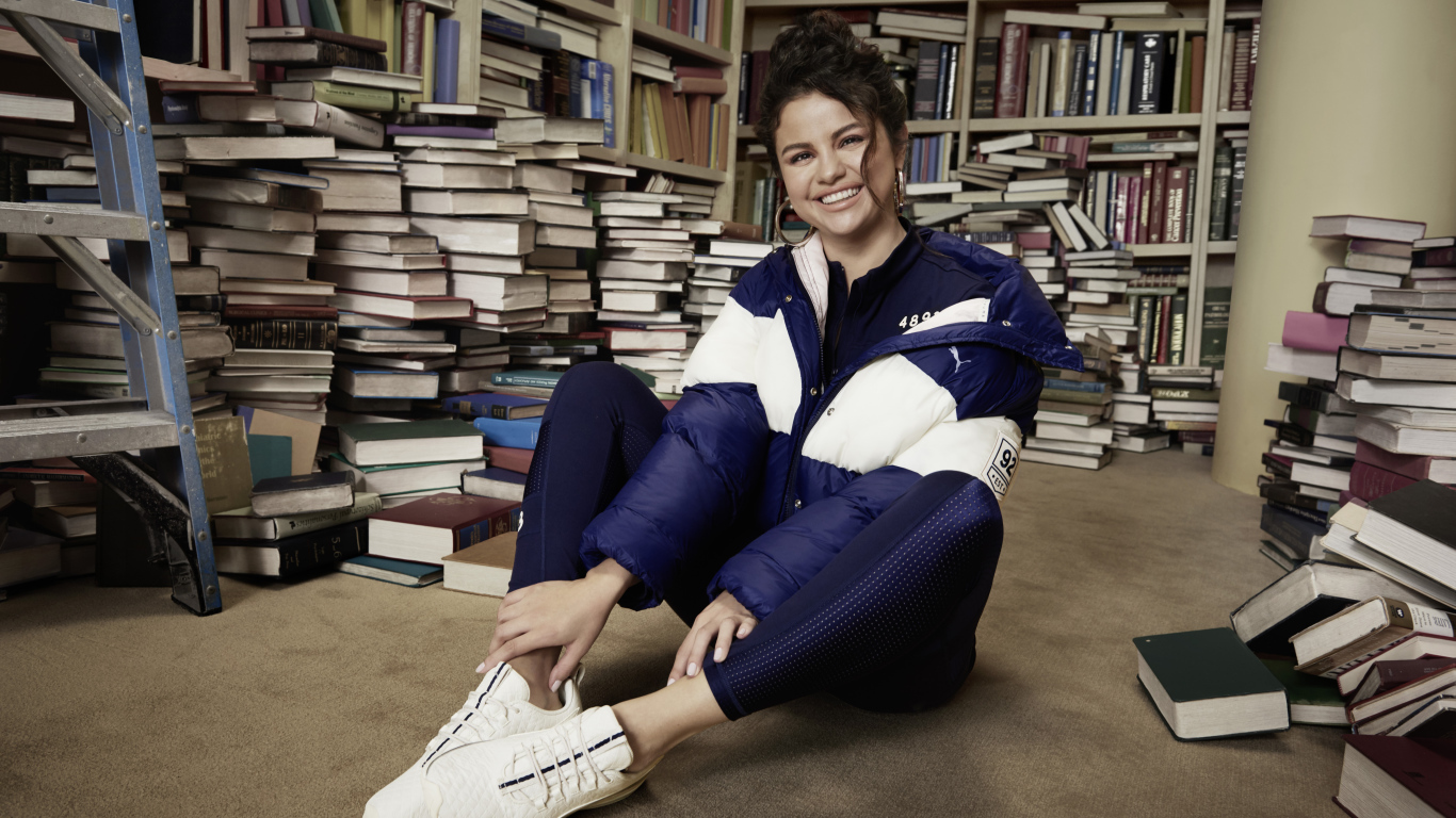 Улыбающаяся певица Селена Гомез в библиотеке 