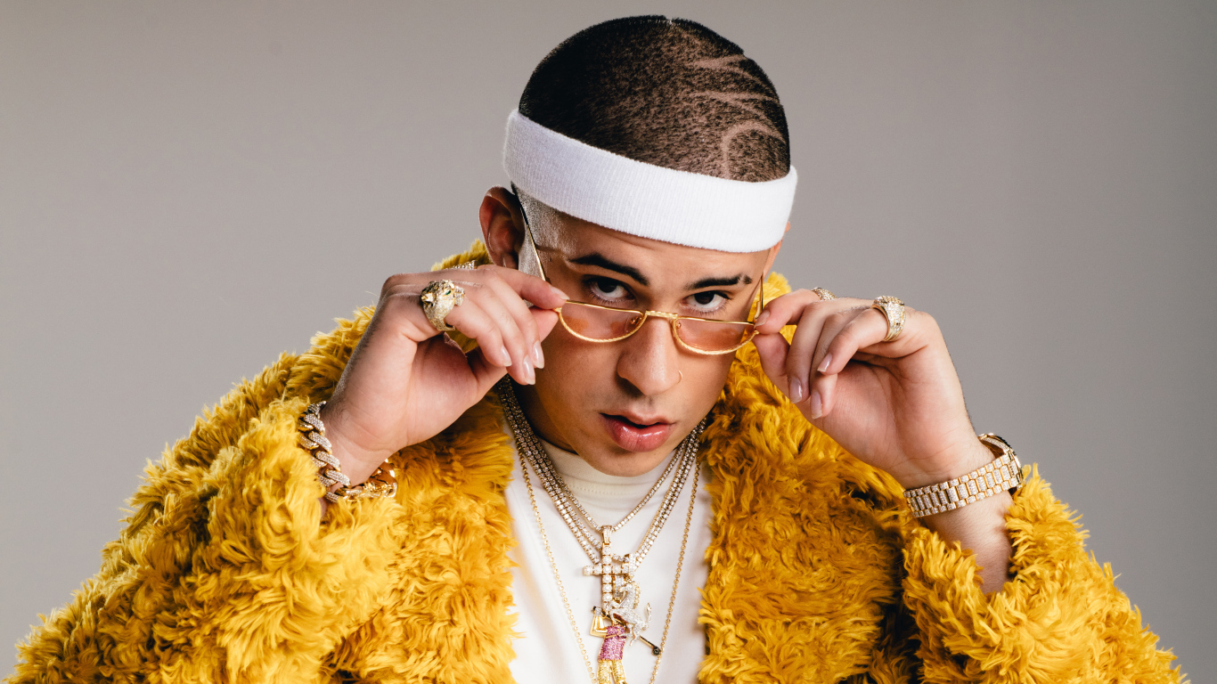 Стильный певец Bad Bunny на сером фоне