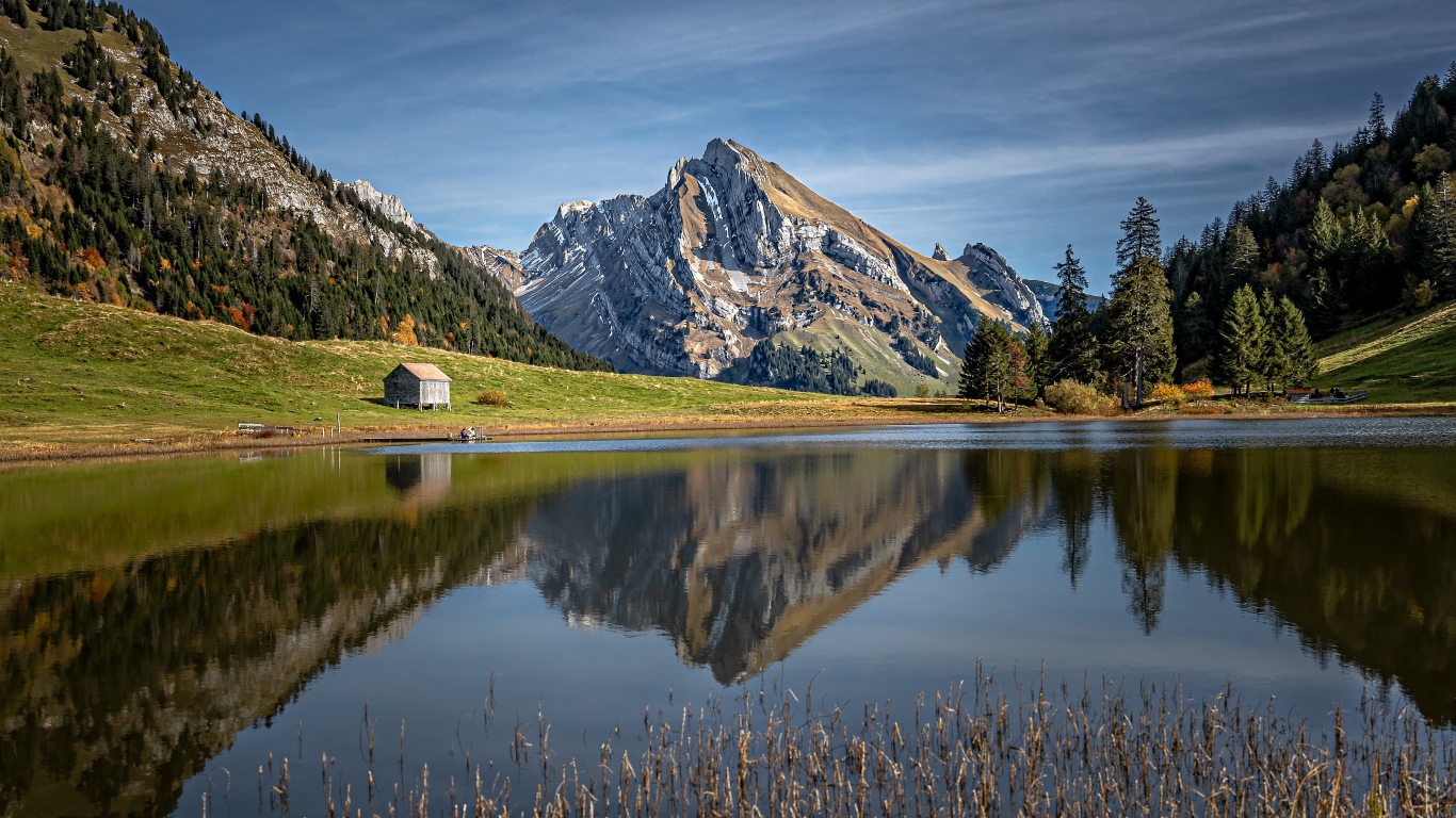 Красивый вид на прозрачное горное озеро под голубым небом 