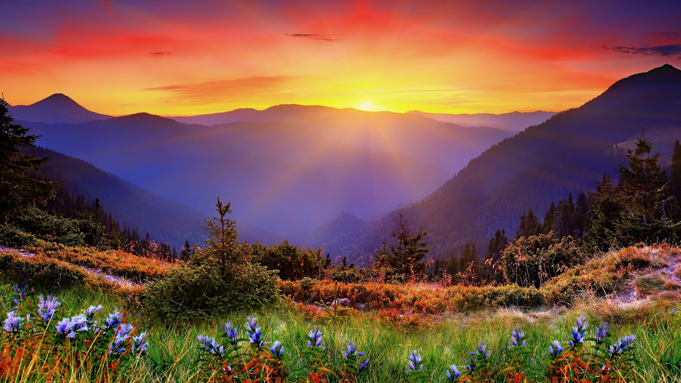 Красивый вид на восход солнца над горами