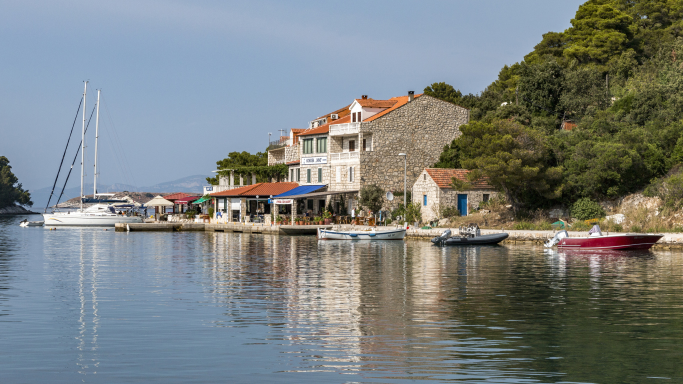 Дома на берегу залива под голубым небом