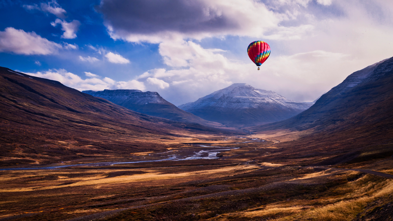 Разноцветный воздушный шар в небе над горами