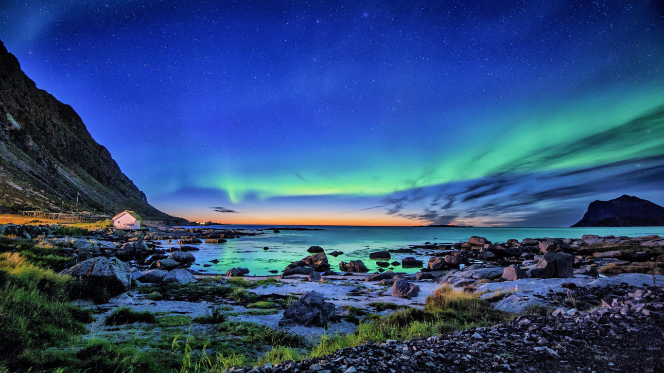 Северное сияние в небе над горным озером