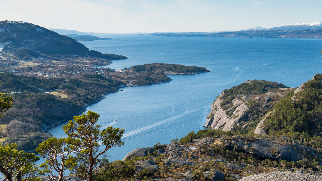 Вид со скалы на фьорд, Норвегия 