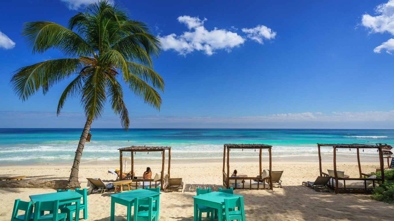 Красивый тропический пляж с горячим песком у океана 