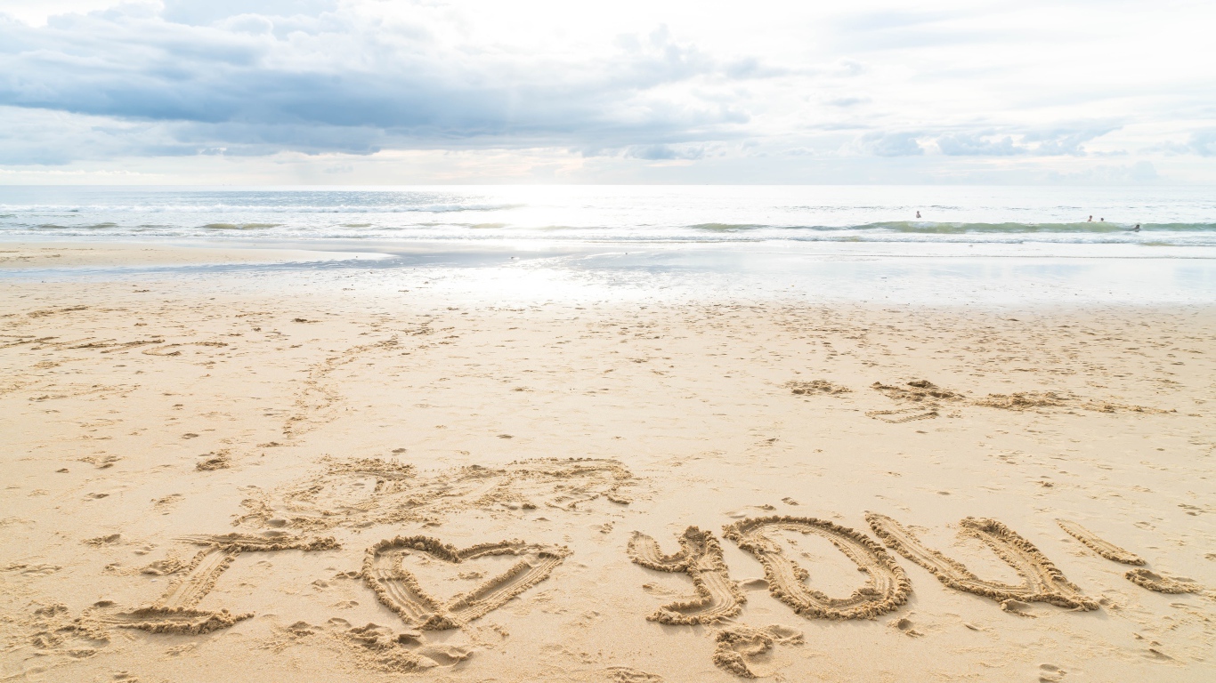 Надпись я тебя люблю на песке у моря 