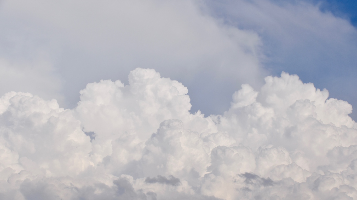 Густые белые облака в небе 