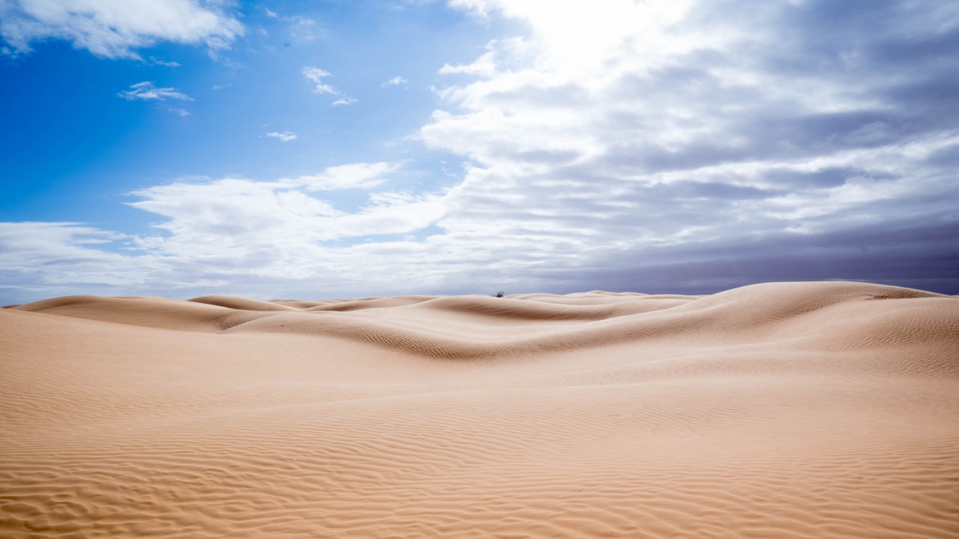 Горячий песок пустыни под солнечным небом 