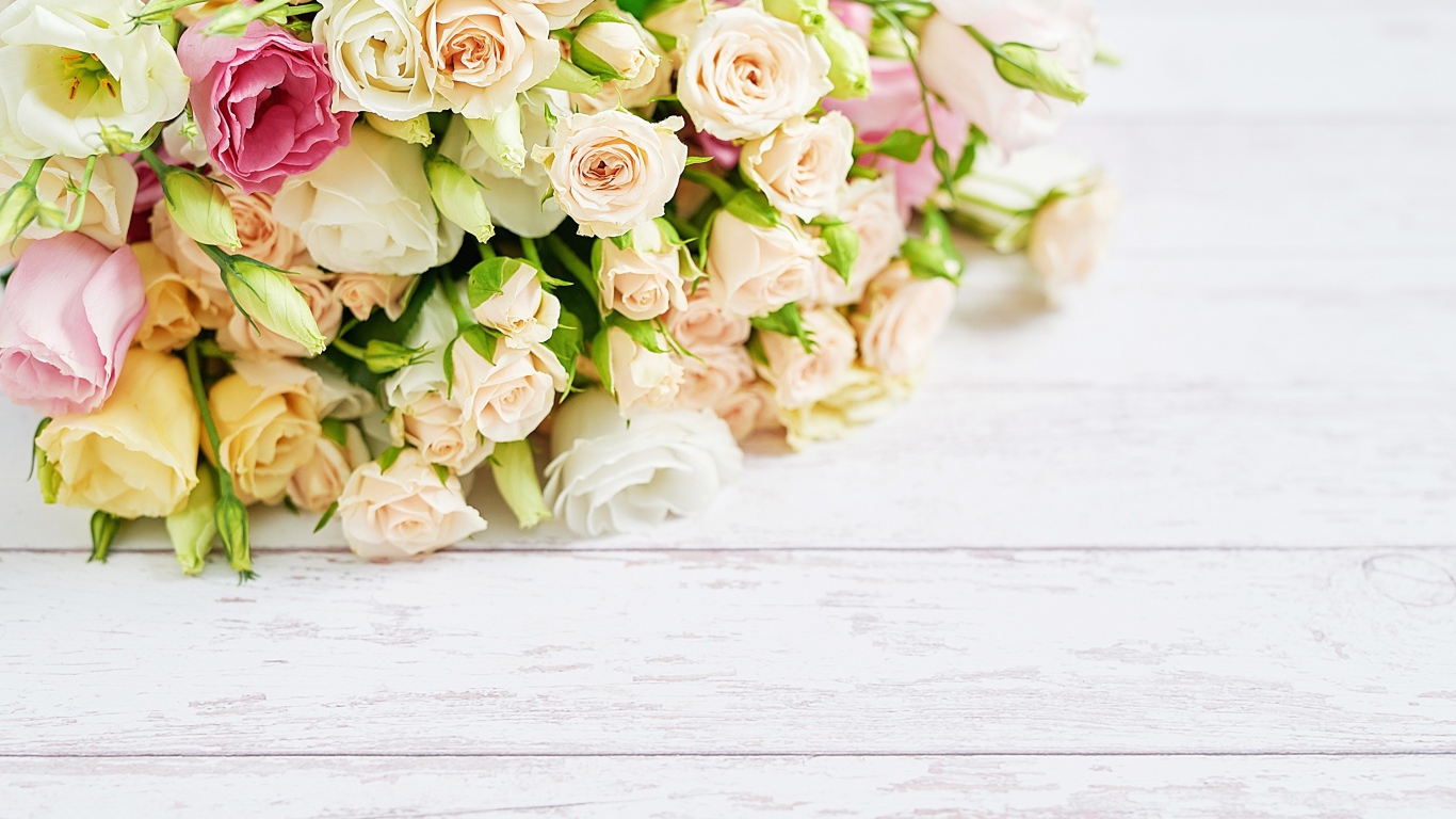 Красивый большой букет роз на белом столе