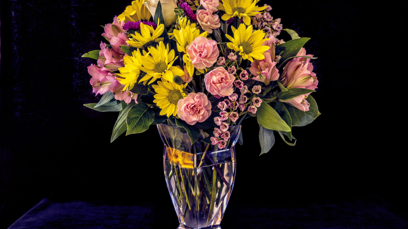 Букет красивых разноцветных цветов в вазе на черном фоне