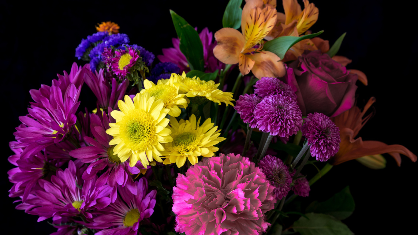 Букет разноцветных цветов на черном фоне крупным планом