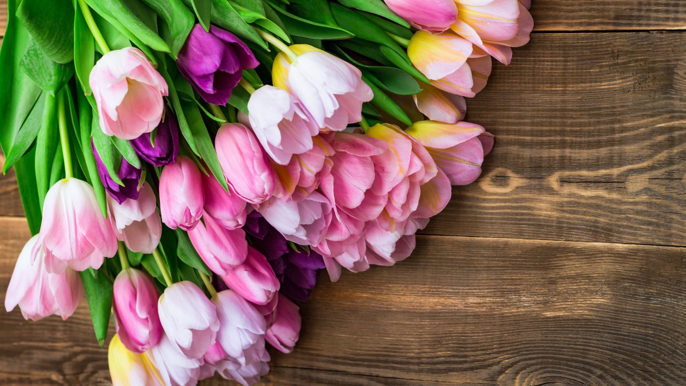 Букет розовых тюльпанов на деревянном фоне