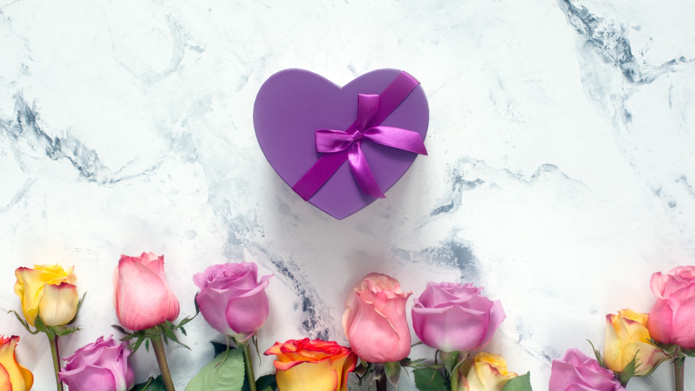 Букет роз с фиолетовой коробкой в форме сердца 