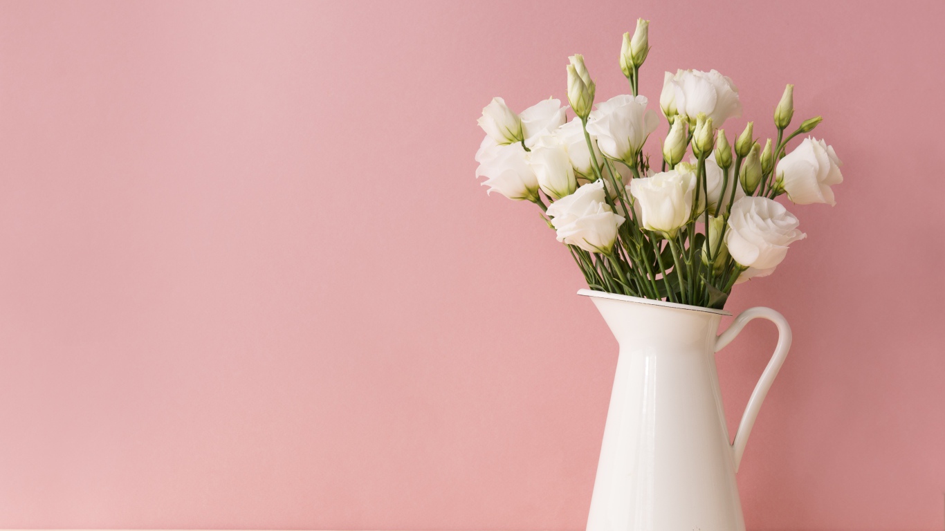 Букет белой эустомы в вазе на розовом фоне