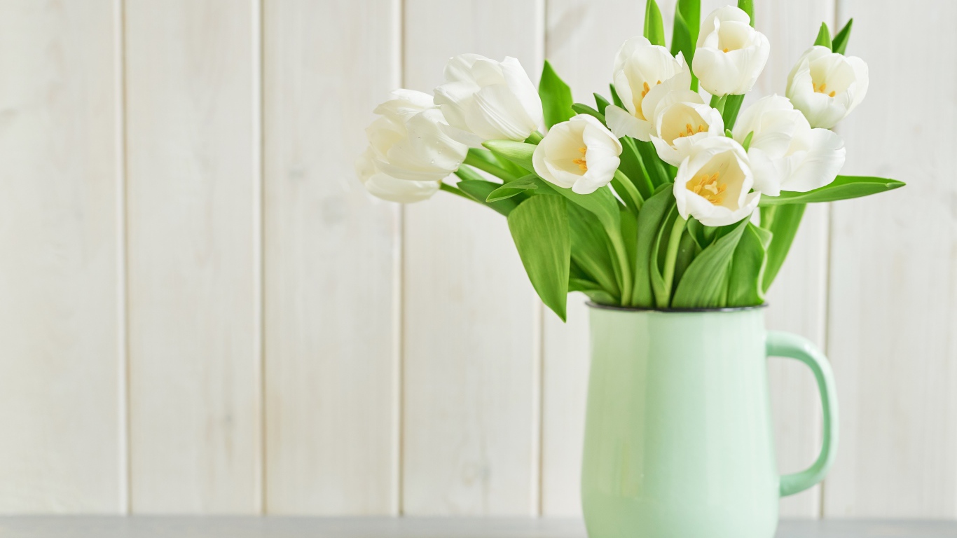 Букет белых тюльпанов в вазе на белом фоне 