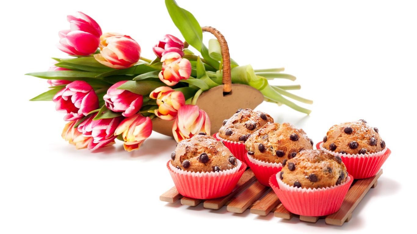 Кексы с шоколадом и букетом тюльпанов на белом фоне