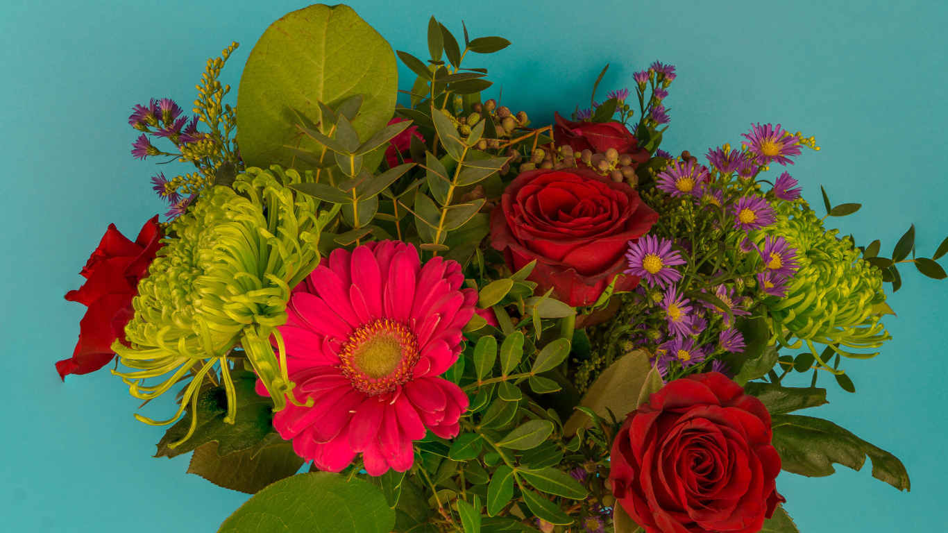 Праздничный букет на голубом фоне