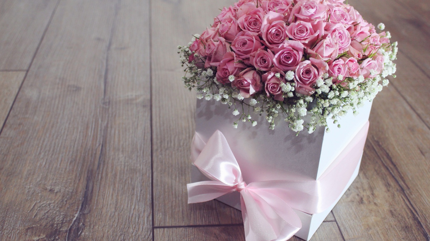 Подарочная коробка с букетом розовых роз и бантом