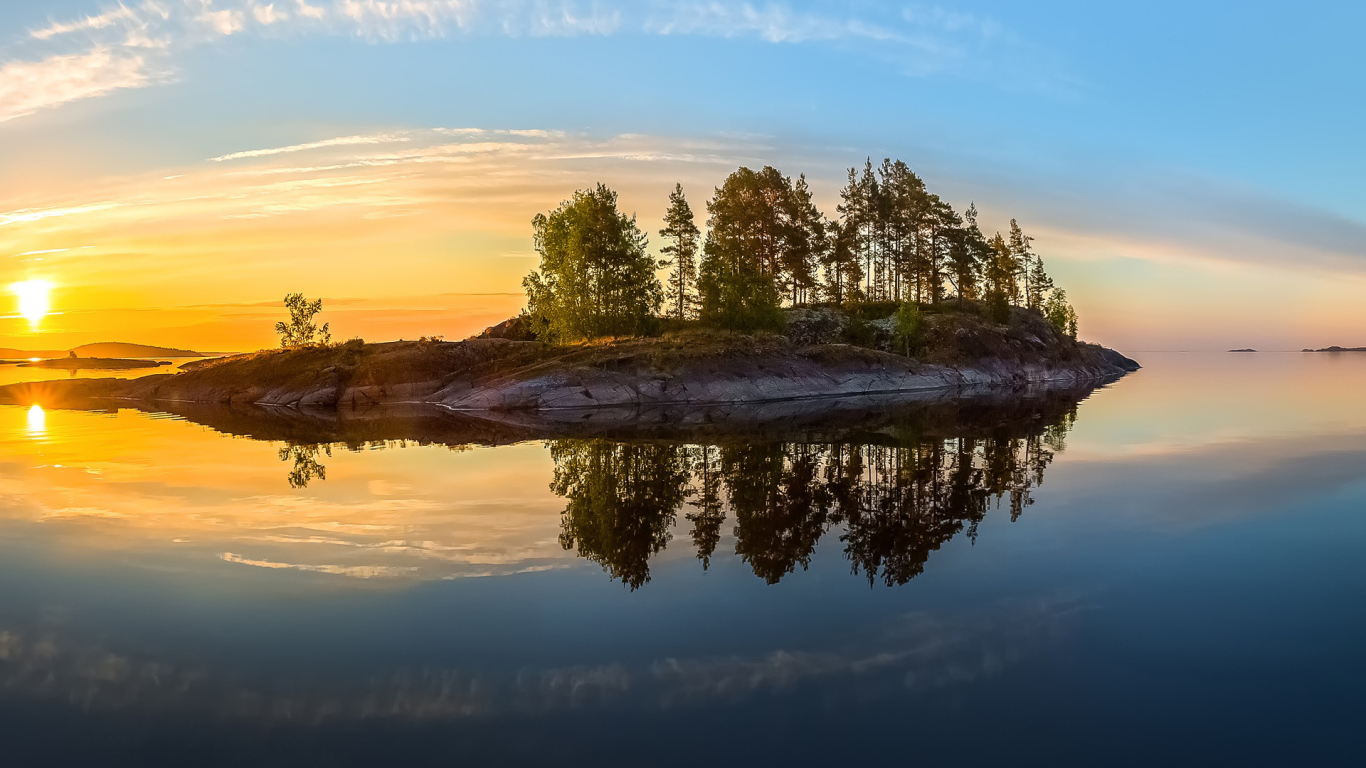 Остров на середине реки на закате 