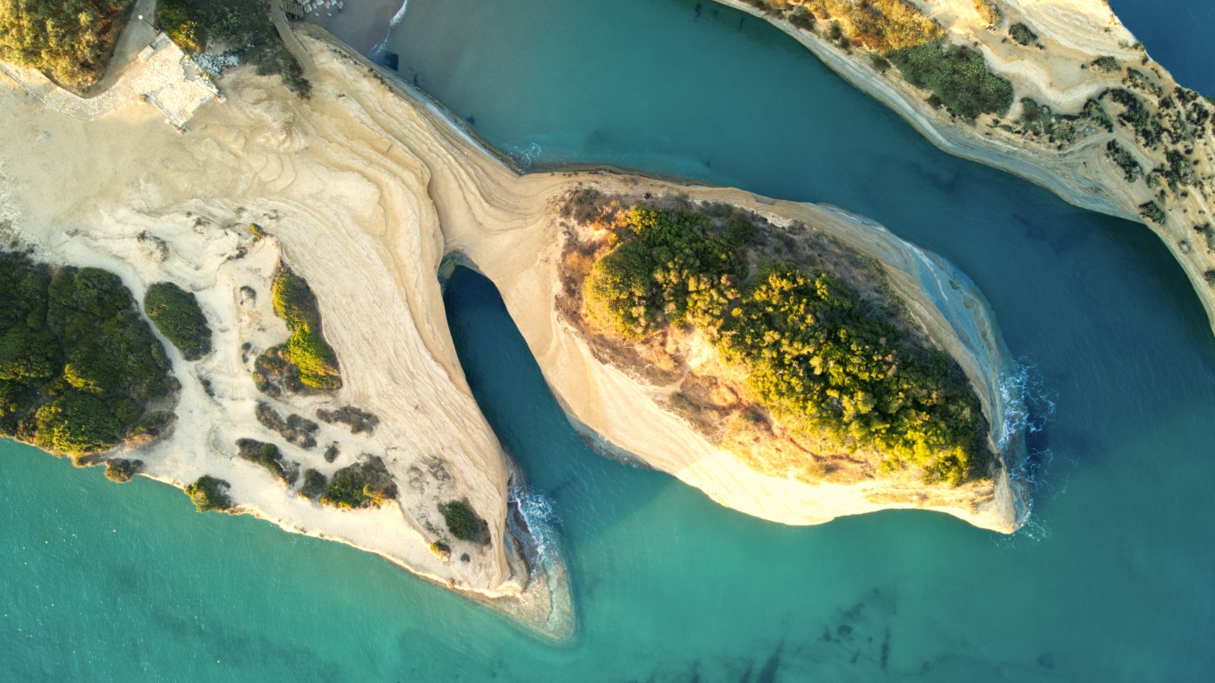 Вид сверху на острова в голубом океане 