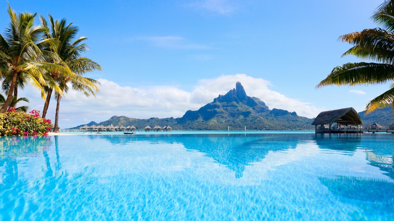 Вид на голубую воду острова Бора Бора на фоне горы