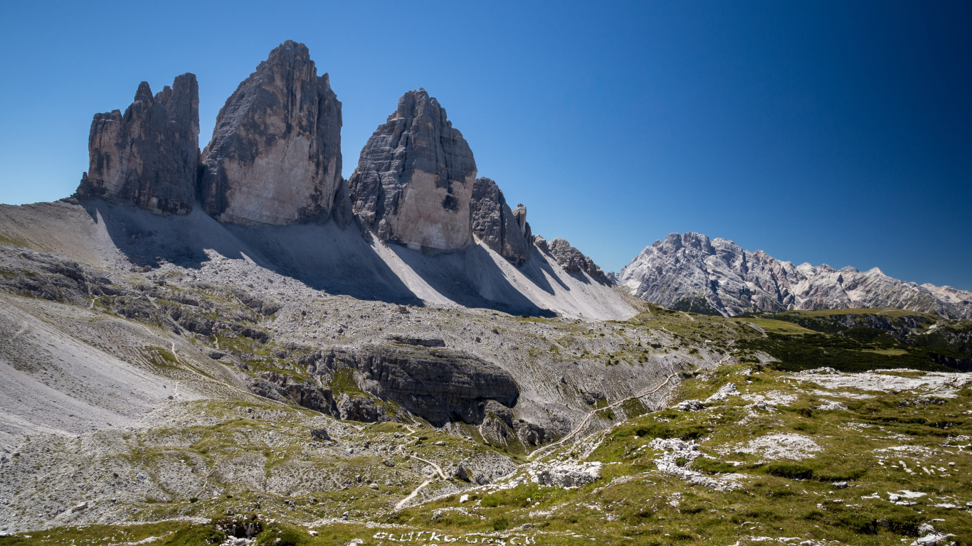 Горы под голубым небом летом, Италия 