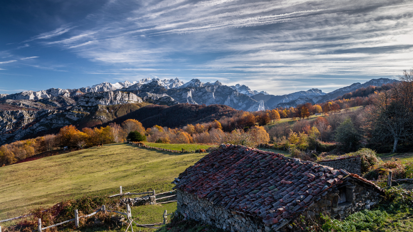 Старый дом в горах под красивым небом 