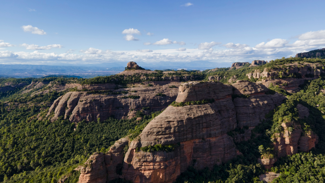 Каменные горы под голубым небом, Каталония. Италия
