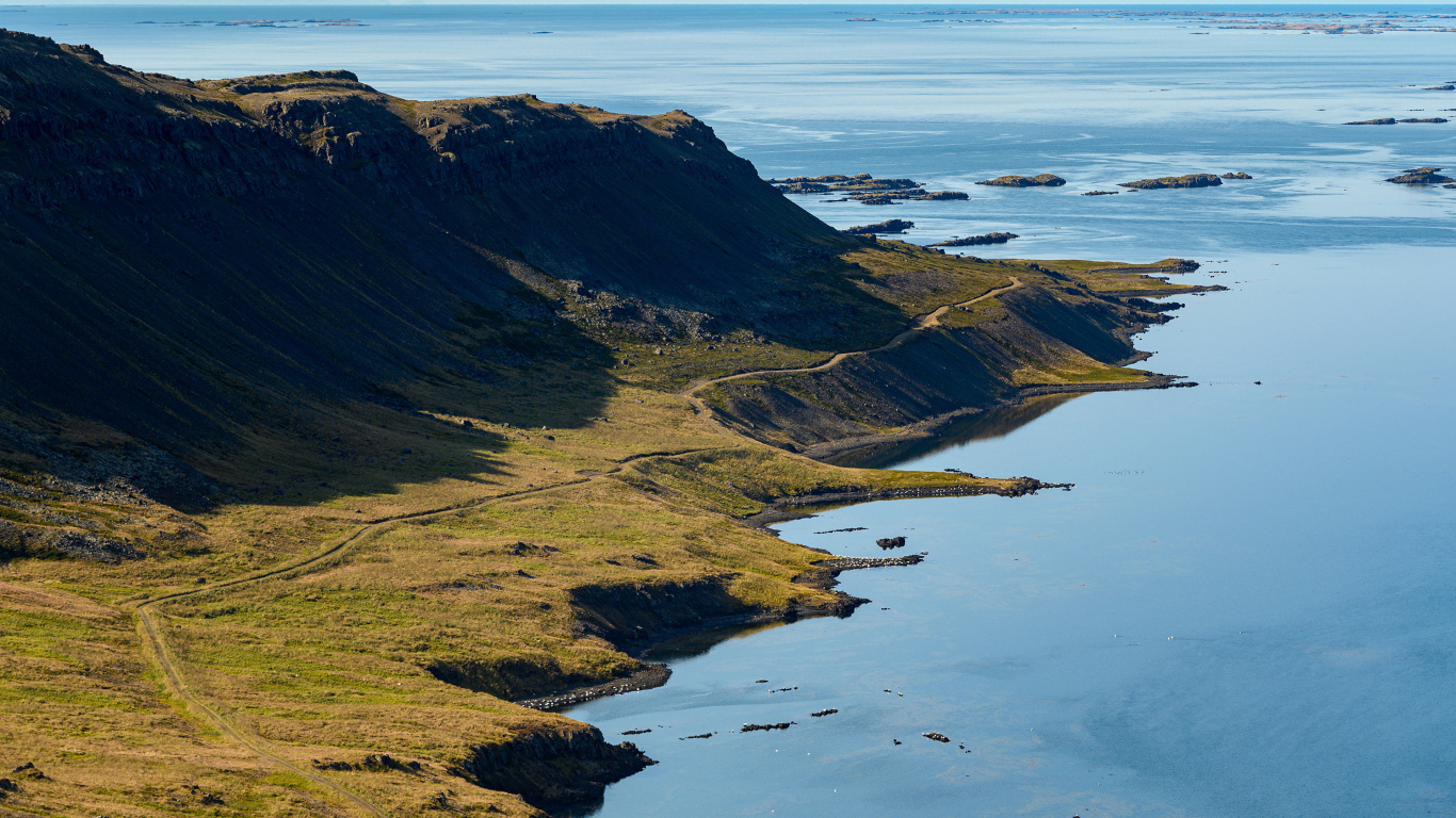 Вид на покрытые солнцем утесы у океана 