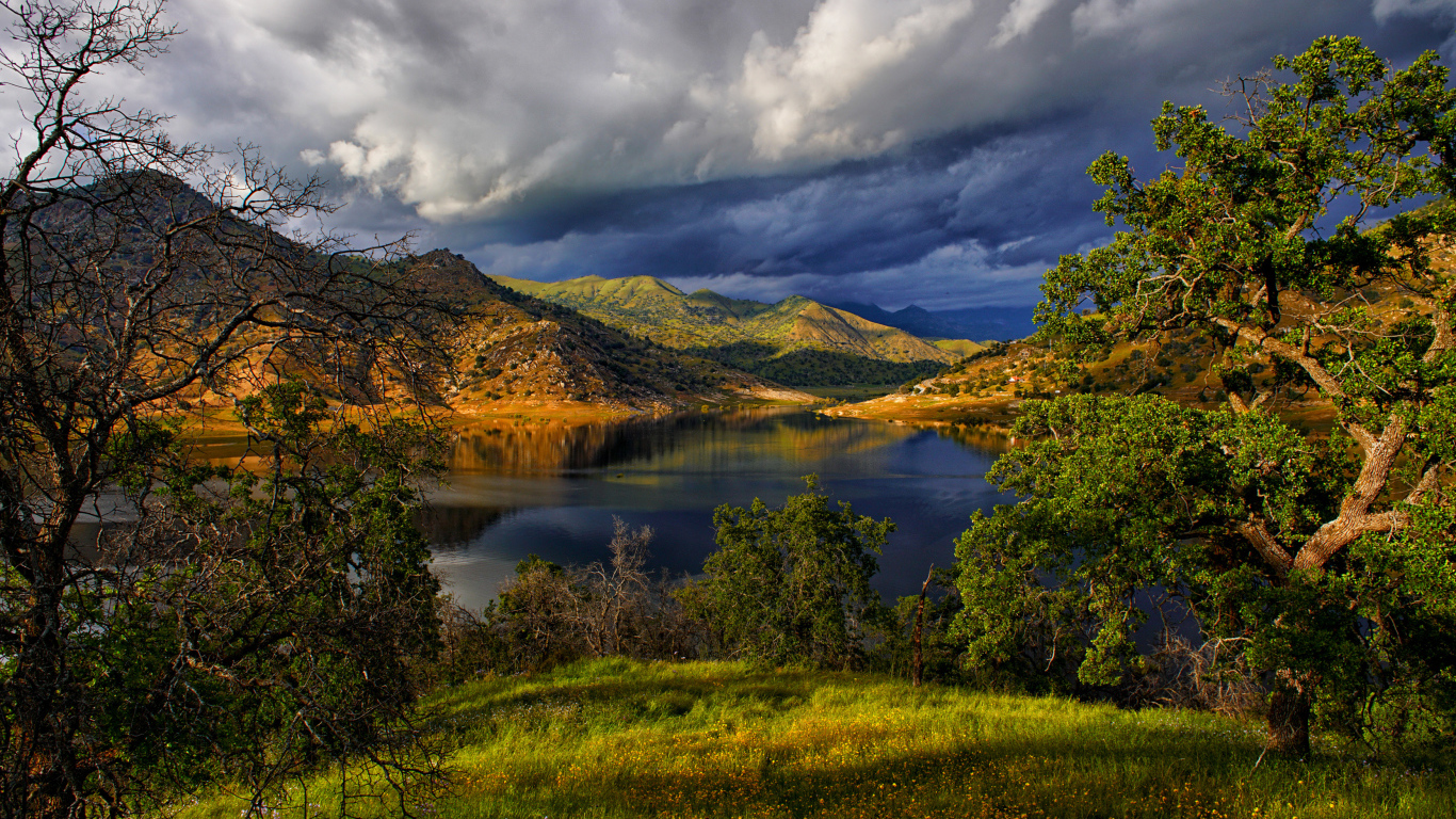 Черные грозовые облака над озером в горах 