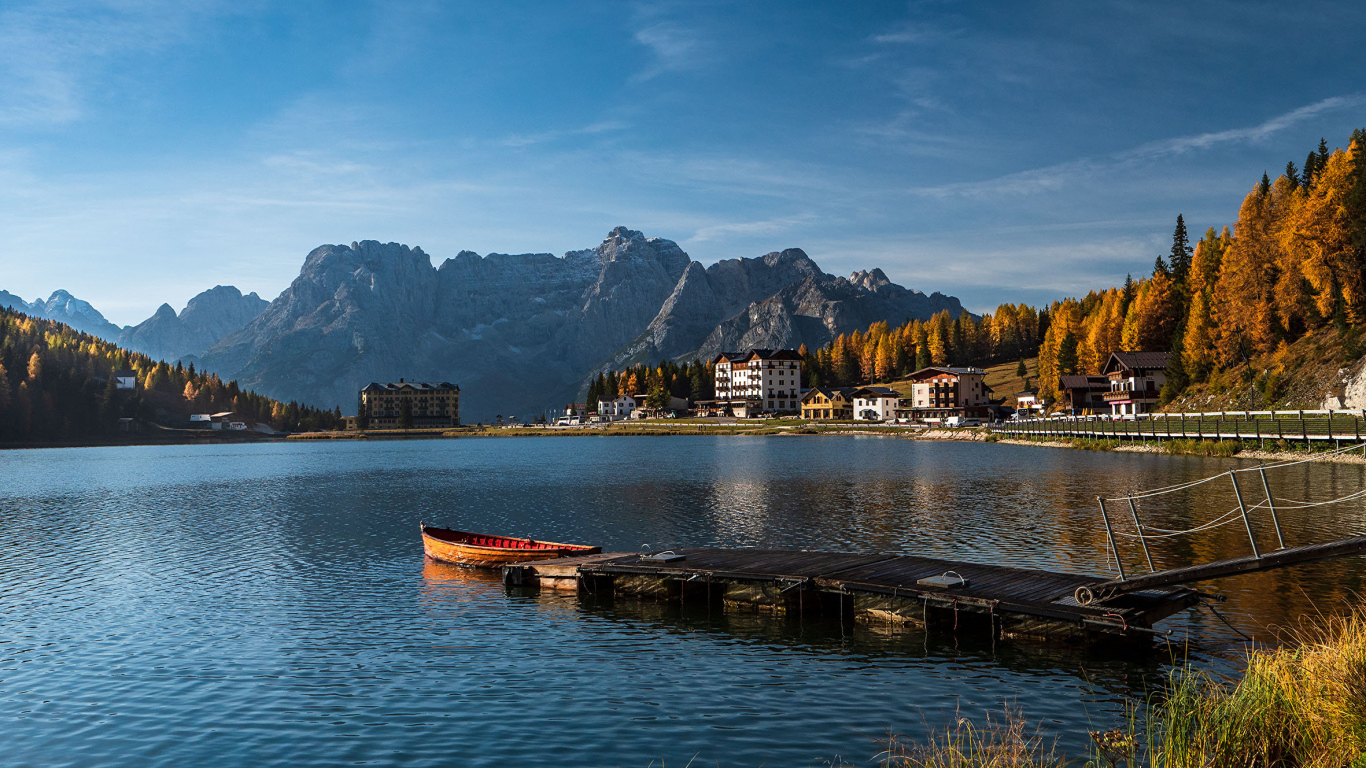 Спокойное озеро в лучах солнца в горах, Италия