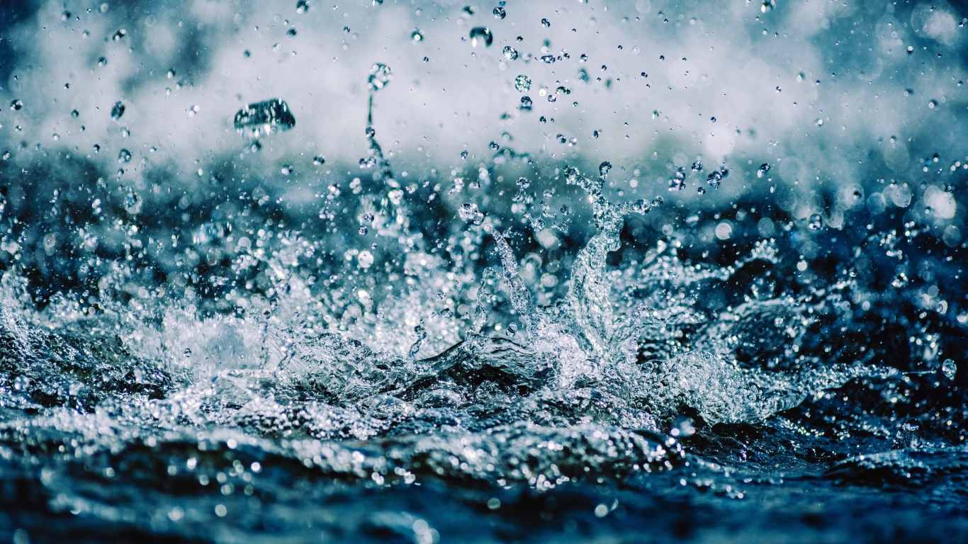 Брызги в чистой воде 