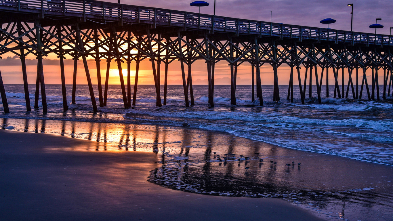 Кафе на мосту у моря на закате 