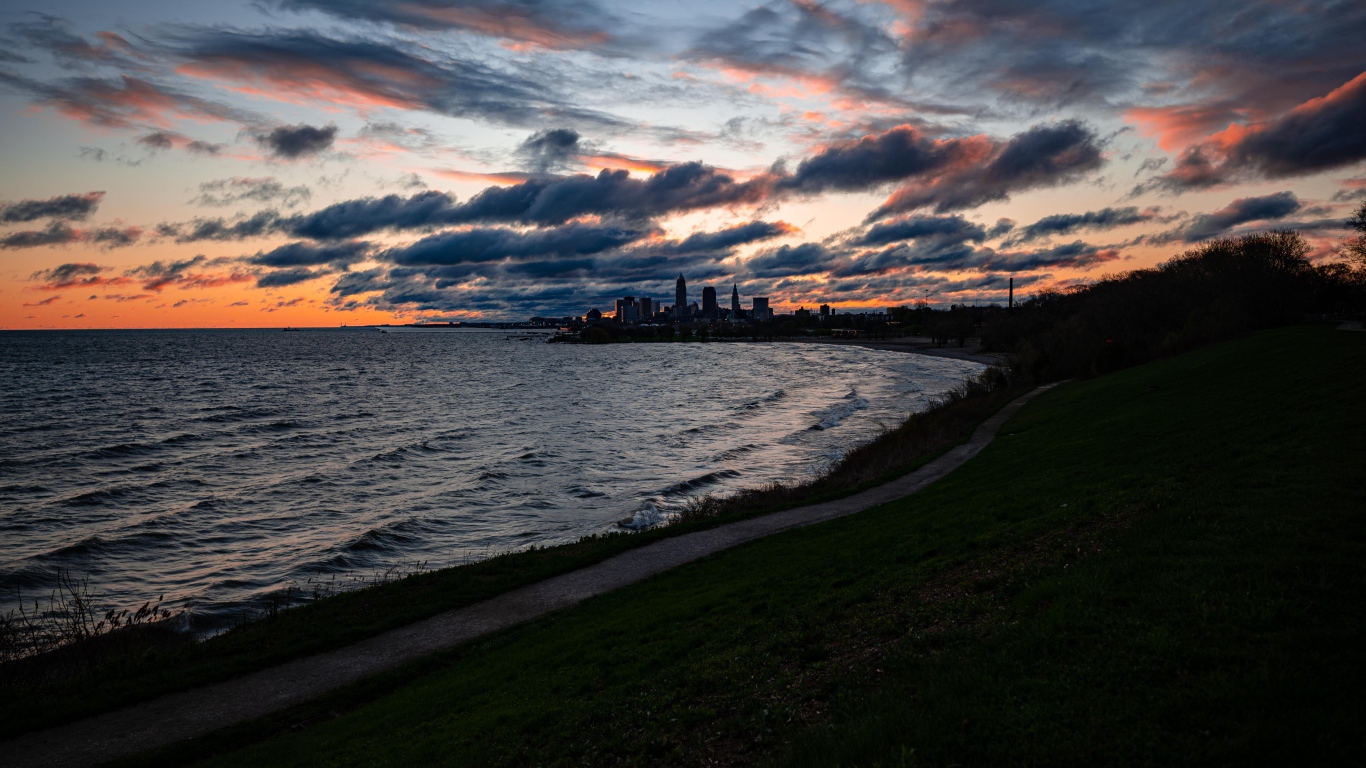 Грозовые облака низко над морем