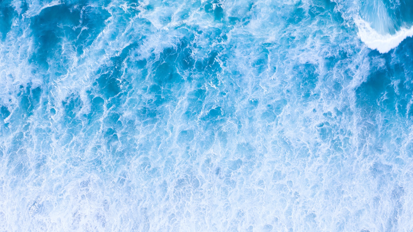 Вид сверху на белые бушующие морские волны 