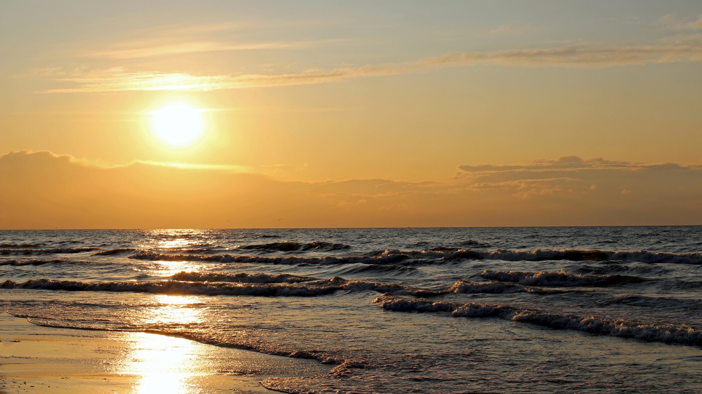 Закат яркого летнего солнца над морем