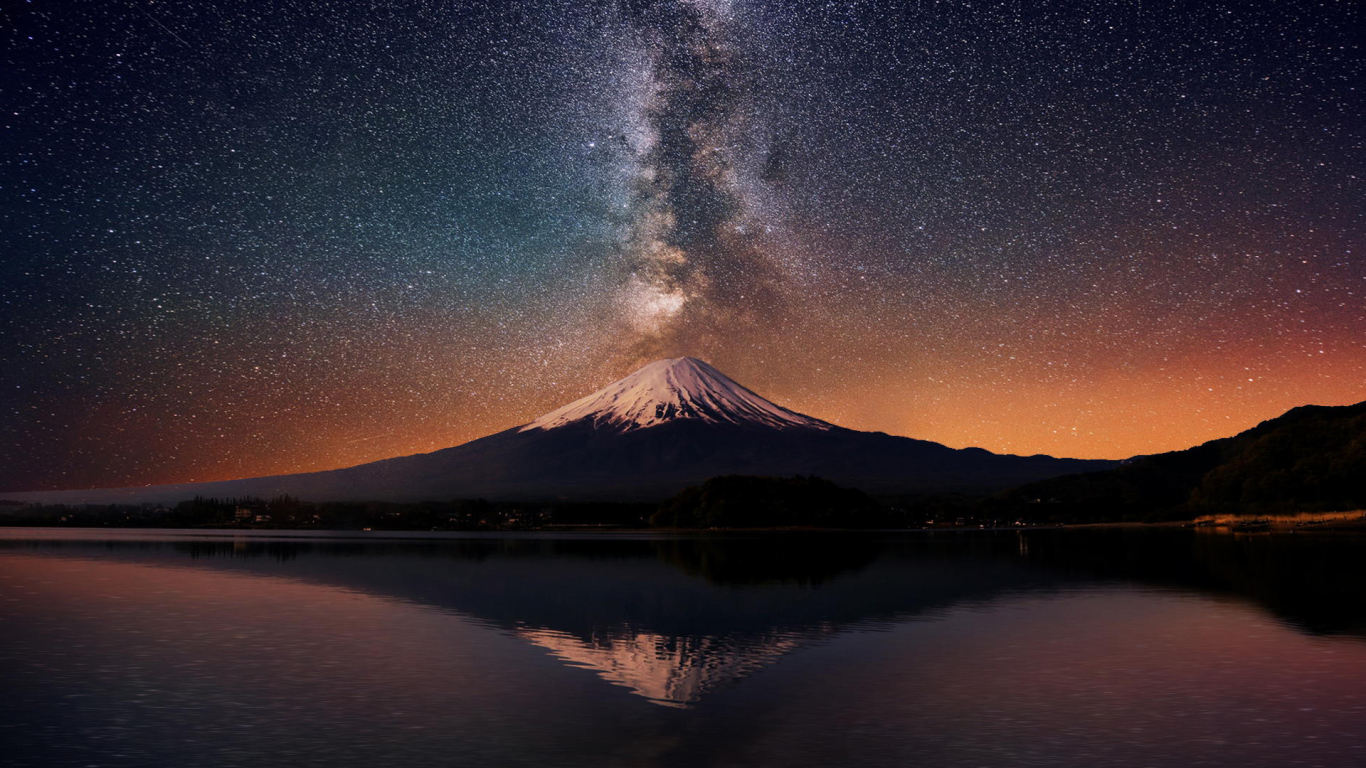 Заснеженная вершина вулкана под звездным небом