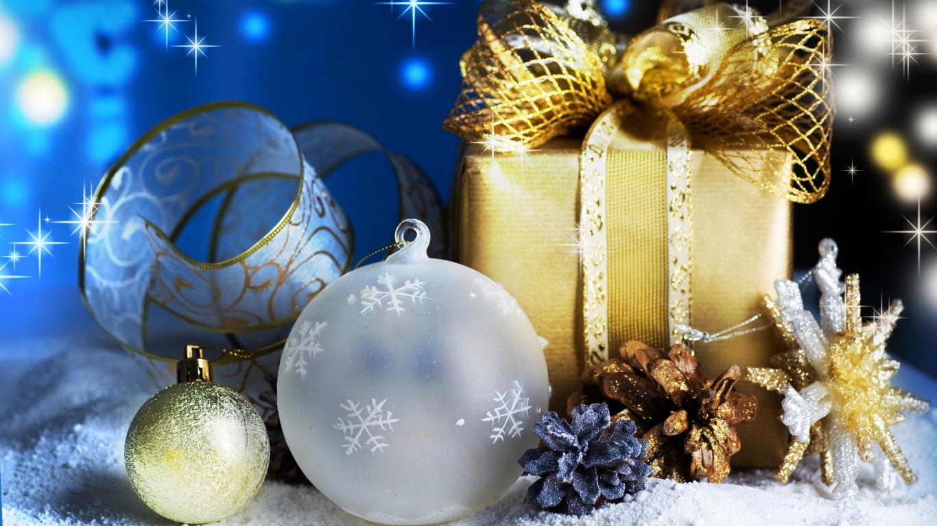 Красивые елочные игрушки и подарок крупным планом