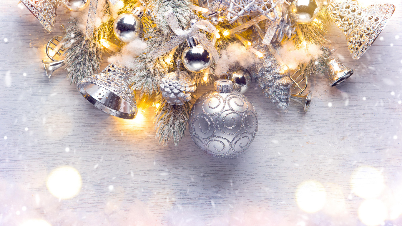 Серебристые елочные украшения на новый год 2021