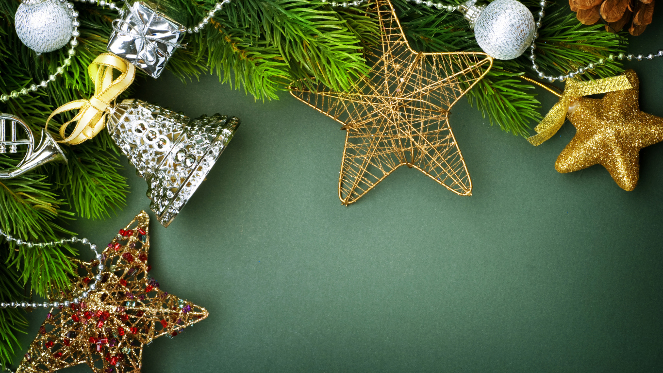 Шаблон для новогодней открытки с игрушками на зеленом фоне