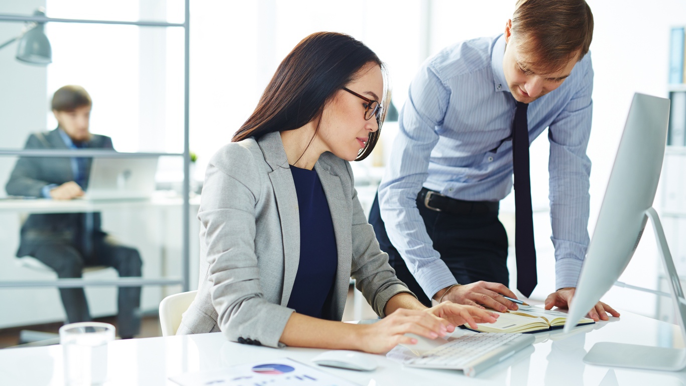 Деловая девушка и парень в офисе 