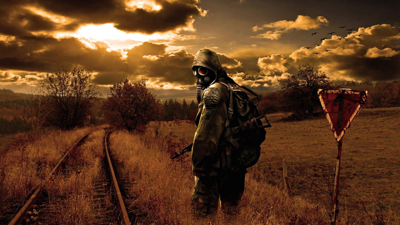 Сталкер в противогазе на рельсах, коронавирус 2020