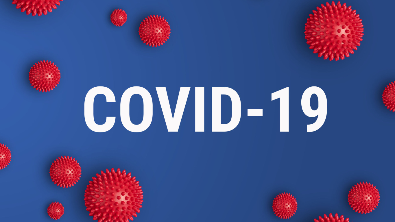 Белая надпись covid-19 и бактерии коронавируса на голубом фоне